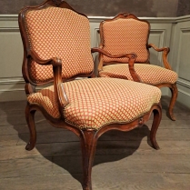 Paire de fauteuils à la Reine d’époque Louis XV