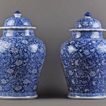 Paire de vases couverts
