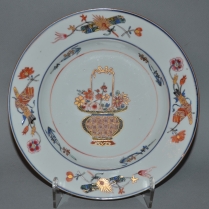 Ensemble of eight round plates