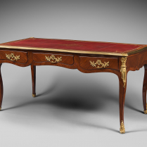 Bureau plat d’Epoque Louis XV, estampillé Rochette