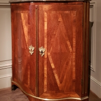 Belle encoignure d'époque Régence en amarante et satine