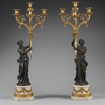 Grande paire de candélabres richement décorés